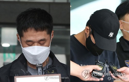 2001년 대전 서구 둔산동 국민은행 권총 강도 살인사건 피의자인 이승만(왼쪽), 이정학이 2022년 9월 2일 오전 대전 동부경찰서에서 검찰로 송치되기 전 심경을 밝히고 있다. [연합뉴스 자료사진]